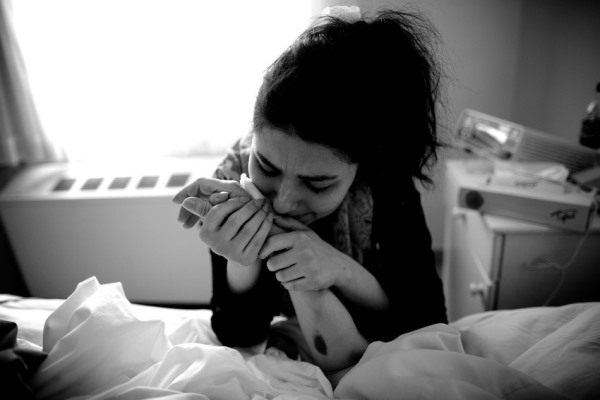
	
	Iran Sarah khóc khi hôn lên cánh tay mẹ mình lúc bà vừa mới qua đời sau khi chống chọi với căn bệnh ung thư vú ác nghiệt tại một bệnh viện ở Tehran, 11/04/2013.